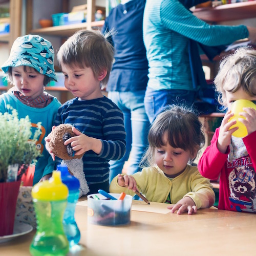 Bild von Kindern beim Malen