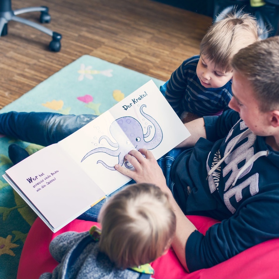 Ein Erzieher liest Kindern vor